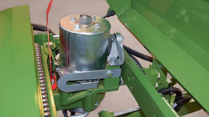 Krone est récompensé pour une solution d’affûtage des couteaux d’ensileuse. Alors que la pierre d’affûtage doit être ajustée manuellement après 400 à 450 cycles, Krone propose un nouveau design du dispositif de maintien de la pierre qui porte le nombre de cycles à 2 200, sans intervention manuelle.