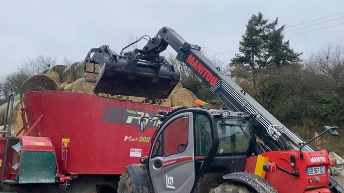 La mélangeuse peut également distribuer des betteraves fourragères.