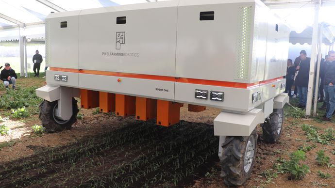  - Le Robot One,de Pixelfarming Robotics, est avant tout destiné au désherbage. Conçu comme un porte-outil, il est muni de 10 bras pouvant accueillir un outil de désherbage mécanique ou bien une cellule de désherbage laser.