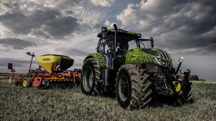 Steyr reçoit une médaille d’argent pour son tracteur hybride à variation continue. Le prototype est basé sur un modèle de milieu de gamme, un six cylindres de 180 ch. La transmission est identique à celle du modèle classique, mais le moteur délivre 260 ch et l’avant est entièrement modifié avec une suspension indépendante pour les roues et deux moteurs électriques intégrés. Le générateur est alimenté par le moteur diesel et peut fournir jusqu’à 102 ch aux moteurs électriques. Celui-ci convertit l’électricité en énergie mécanique, qui est transmise à la couronne du différentiel de l'essieu avant via une transmission à deux niveaux. La présence de l’électricité permet de proposer de nouvelles fonctions comme le e-boost, un boost électrique pour augmenter l’accélération au transport ou encore le braquage électrique.
