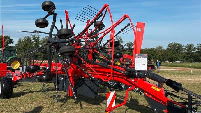 Avec le Star 870|29 TC, Sip mise sur le suivi du sol et le respect du fourrage. Ses atouts : un « point de pivot avancé du tandem », un montage spécial permettant le « libre mouvement des rotors ».