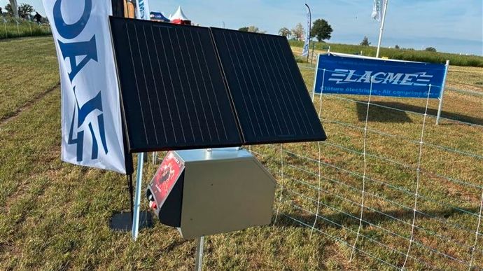 Lacmé a profité du Salon de l'herbe pour présenter ses nouveaux électrificateurs. Le Vmax XV Connect'LD est le poste le plus puissant de la gamme, pensé pour électrifier plusieurs kilomètres de clôtures avec une végétation dense. L'équipementier propose également le Tipi Sun. Solaire, il promet une grande autonomie, et des alertes en temps réel en cas de baisse de voltage.
