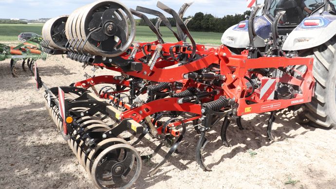  - Il est possible de travailler avec le Crossland complètement replié. La machine est alors large de 3 m.
