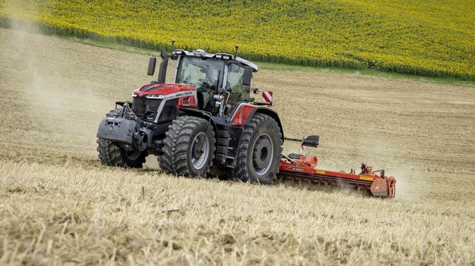 Massey Ferguson renouvelle sa gamme de tracteurs la plus puissante. La série 9S vient remplacer les 8700S. La série 9S est composée de six modèles qui ont une puissance maximale allant de 285 à 425 ch contre 270 à 400 ch pour les modèles 8700S.