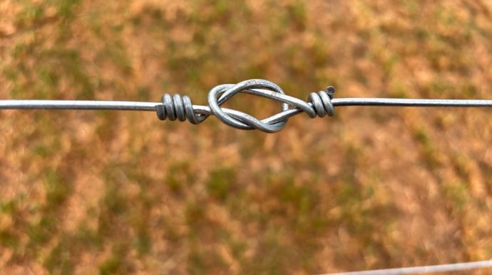 Les raccords de fils électriques doivent être réalisés avec des nœuds plats afin de maximiser le contact entre les deux sections.