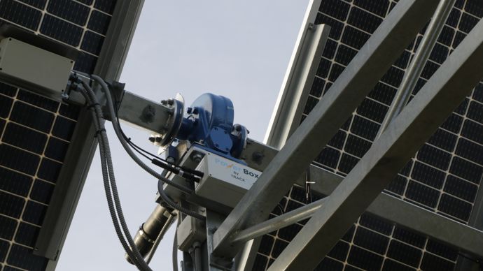  - Des moteurs électriques animent les axes sur lequel les panneaux sont fixés, pour ajuster leur position.