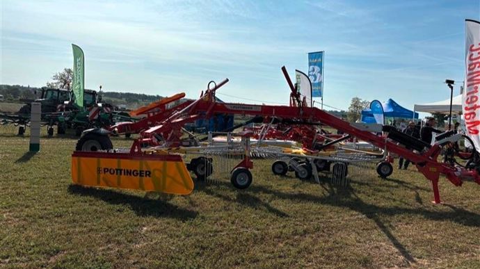 Pöttinger propose l'andaineur TOP VT 6820 S. La machine se distingue par un châssis raccourci et abaissé, qui lui permet de gagner en maniabilité. Son format compact offre une hauteur de transport de moins de 4 m avec les bras montés.