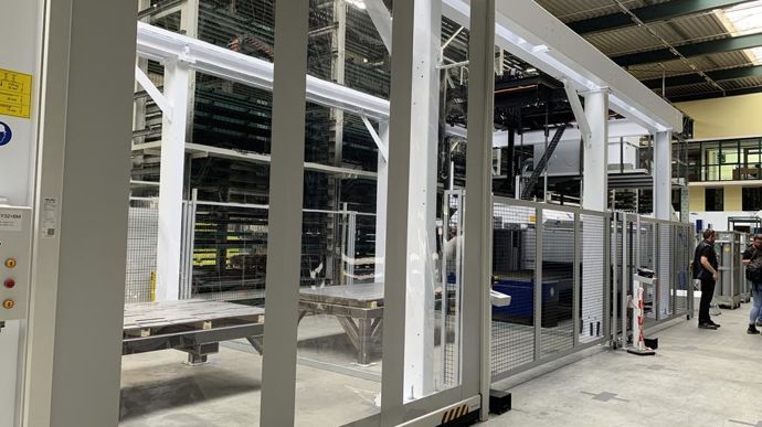 L'usine vient de recevoir un tout nouveau robot de découpe.