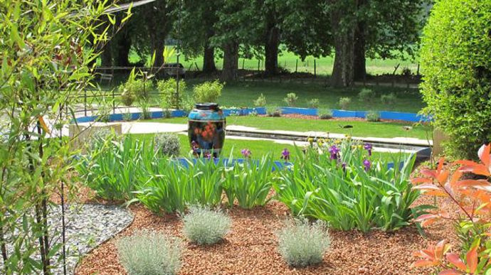 11.Le cheminement des bandeaux bleus rappelle les affluents du Rhône.