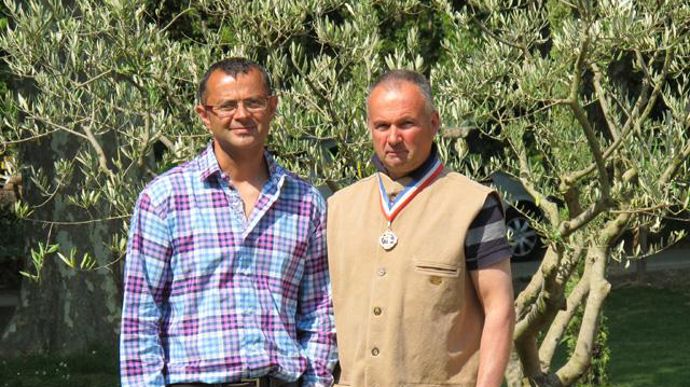 13. Frédéric Faure, candidat aux MOF 2011, accueille dans son jury Pascal Chalain, paysagiste à Sainte-Gemmes-sur-Loire (49), et Meilleur ouvrier de France en « Art des jardins paysagers », à Angers en 1994, lorsqu'il avait 36 ans.