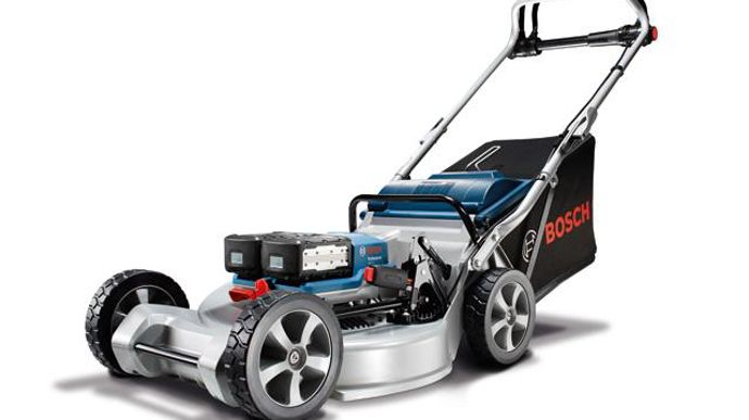 ©  Bosch  Cette tondeuse GRA 36V-LI 531 A de Bosch est conçue pour les professionnels du paysage. Elle est alimentée par deux batteries 36 V/6,0 Ah : l'une pour la traction, l'autre pour la lame de 53 cm.
