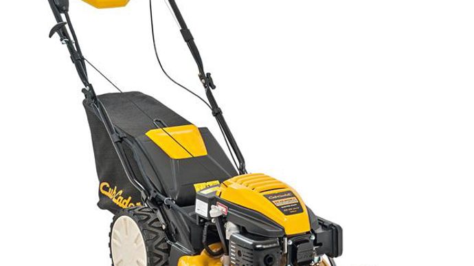 © Cub Cadet Grâce au système My Speed, cette tondeuse CC 53 SPOE V HW de Cub Cadet avance au pas du jardinier. La traction est assurée par un variateur. Dotée d'un système 4 en 1, sa lame fait 53 cm et son bac 70 l.
