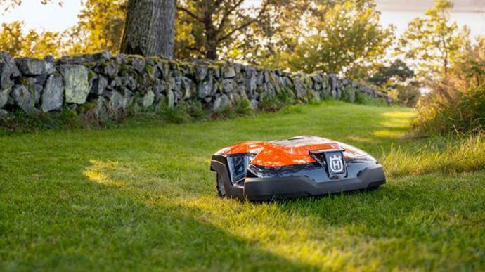© Husqvarna Ce robot Automower 315 d'Husqvarna est doté d'un plateau avec trois lames rétractables. Sa minuterie adaptative ajuste le temps de coupe à la croissance de la pelouse. Il est donné pour un terrain de 1500 m2 maximum.