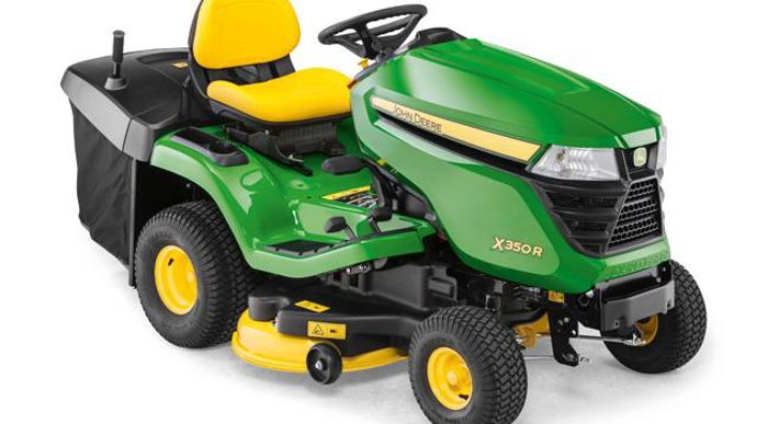 © John Deere  Avec son moteur Kawasaki de 12,2 kW à 3100 tr/min et sa coupe de 107 cm de large, ce tracteur X350R de John Deere est fait pour les grands espaces (8000 m2). La transmission est hydrostatique à deux pédales, avec régulateur de vitesse et rayon de braquage de 42 cm. Bac de 300 l et kit mulching en option.