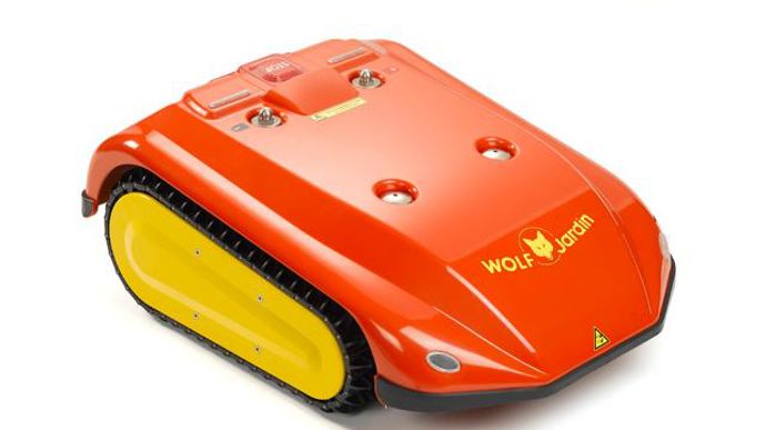 © Wolf  Avec ses chenilles en caoutchouc (une révolution !), ce robot NCR30 d'Outils Wolf travaille sur tous les terrains (pelouse ou prairie) et sur des pentes à 100 % (45°). Sa lame (31 cm), rigide et à 4 dents, inverse sa rotation toutes les 30 mn. Programmation sur le robot ou par Bluetooth (smartphone ou tablette). 4000 m2.