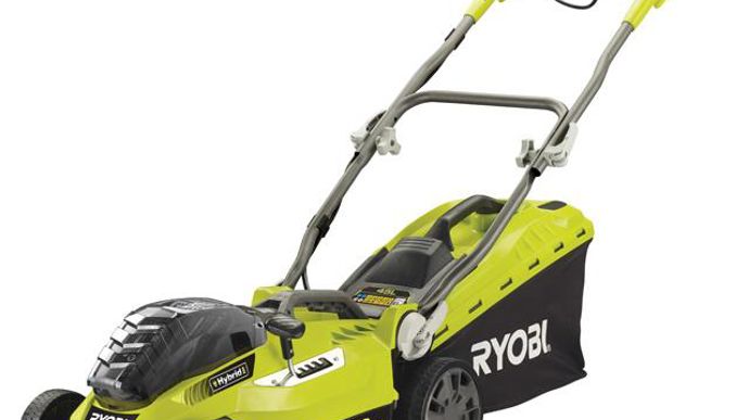 © Ryobi Alimentée par deux batteries One+ Li-Ion 18 V/4,0 Ah, utilisables sur une large gamme d¹outils de bricolage et de jardinage, cette tondeuse RLM 18X36H240 de Ryobi peut aussi être alimentée sur le secteur pour terminer une tonte si besoin est. Le carter en plastique abrite une lame de 36 cm qui ramasse (bac de 45 l) ou mulche (obturateur fourni). 450 m2.