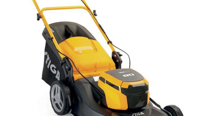 © Stiga Combi Avec sa batterie Li-Ion de 80 V/5,0 Ah, cette tondeuse Combi de Stiga tractée n¹a rien à envier à son équivalent à moteur à essence ! Le silence en plus. Dotée d¹un carter en acier et d¹une lame de 48 cm, elle ramasse (bac de 70 l), mulche ou éjecte à l¹arrière. 1000 m2.