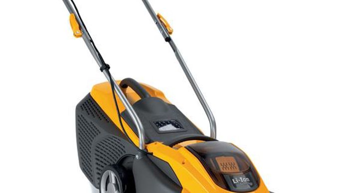 © Stiga Combi Alimentée par une batterie 48 V/2,5 Ahj, cette tondeuse Combi 48 V de Stiga est dotée d'une lame de 34 cm et d'un carter en ABS. Elle ramasse, éjecte ou mulch. Poussée, elle convient à des pelouses de 350 m2 maximum. Son homologue avec une batterie 48 V/5,0 Ah couvre 500 m2.