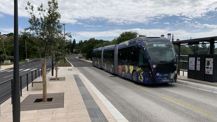 1.La ville de Nîmes a choisi les bus à haut niveau de service pour améliorer son offre de transports en commun. La seconde ligne de ces bus séparés de la circulation automobile a été inaugurée en janvier, les plantations devaient se terminer en mars et ont été suspendues par le confinement. ©P. Fayolle