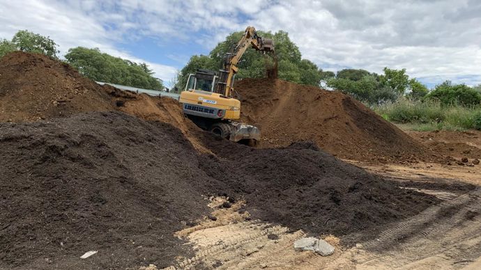 2.Les terres sont préparées sur place le long du chantier de plantation qui se déroule sur plusieurs kilomètres. ©P. Fayolle