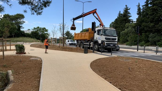 3.La préparation des sites de plantation se fait grâce à un camion équipé d’une grue télécommandée. ©P. Fayolle