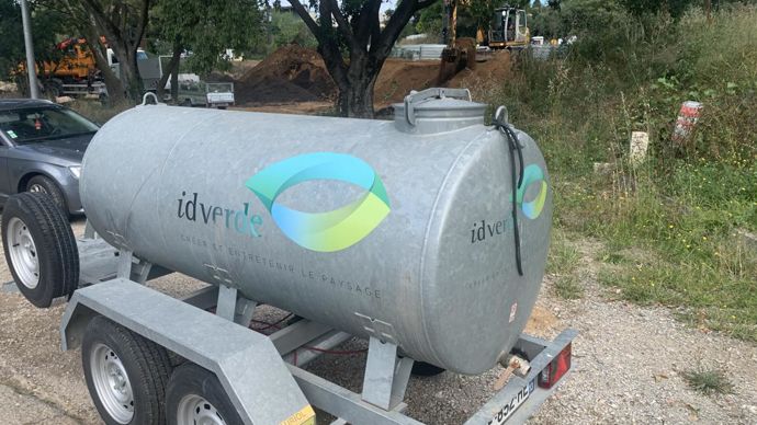 8.Après des périodes de forte chaleur fin avril et début mai, le temps a bien fraîchi à la mi-mai, rendant les plantations moins hasardeuses. Mais les arbres ont dû néanmoins être arrosés. ©P. Fayolle