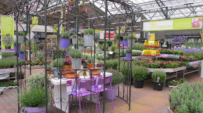 ©Odile Maillard Jardinerie Intratuin Zevenhuizen (Pays-Bas) : chaque groupe de plante est associé à un îlot où des plantes et fournitures tendances sont mises en avant. 