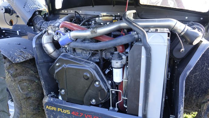 Le bloc-moteur FPT, désormais en position transversale, présente une faible hauteur sous le capot. Celle-ci est permise grâce aux systèmes de dépollution placés dans son échappement situé à l’arrière droit de la machine. (© U.D.)