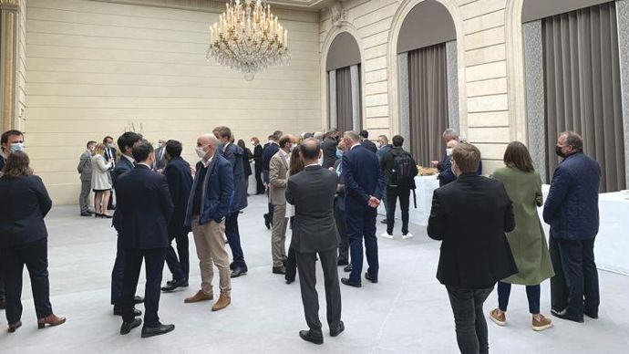 L’an dernier, la cérémonie du 1er mai à l’Élysée n’avait réuni que très peu de professionnels. Cette année, ils ont pu venir plus nombreux, mais  loin de la foule qui habituellement anime ce rendez-vous traditionnel. ©P. Fayolle