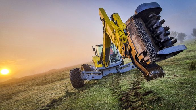 Le groupe Serpe dispose d'un parc important d'engins ultra-spécialisés pour les travaux sensibles à l'image de cette pelle araignée Menzi Muck ou des pelles Sennebogen (5 en parc dans le groupe).