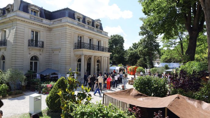 Une autre vue du salon, face à l'entrée de la Villa Windsor.
