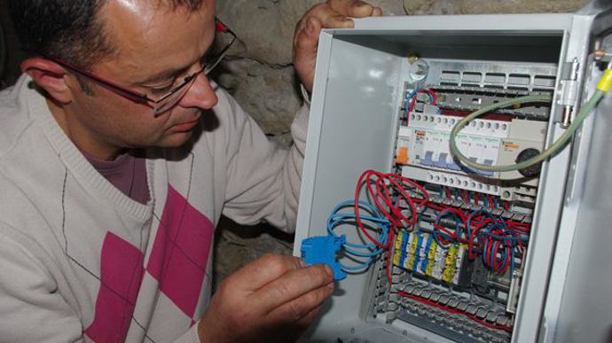 11. Je réalise un coffret électrique, avec protections pour les branchements de l'éclairage et de la fontainerie (j'ai un CAP d'électricien).
©Art des jardins.