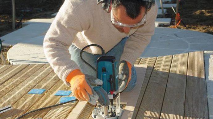 12. Sur la terrasse terminée, avec une défonceuse, je crée les emplacements pour les carreaux en fer bleu.
©Art des jardins.