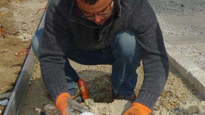 13. Je pose des galets blancs afin de créer une calade.
©Art des jardins.