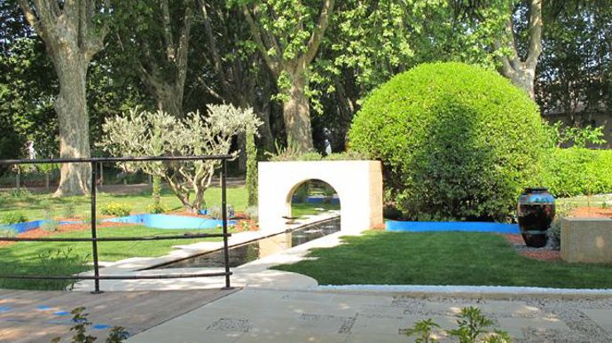 14. Pour un MOF, cette oeuvre personnelle représente l'oeuvre d'une vie professionnelle. Elle illustre la capacité de créativité et la multiplicité de compétences indispensables dans les différentes facettes de son métier : en électricité, ferronnerie, soudure, maçonnerie, irrigation et pompage, sans oublier le travail à la fois de la pierre, du bois, de l'eau, du fer, des végétaux…. Ce jardin a permis à Frédéric Faure d'être le lauréat 2011. 
La réalisation est visible devant la Maison Familiale rurale Le Grand Mas, Route de Nîmes à Uzès (30 - Gard).
©Odile Maillard.