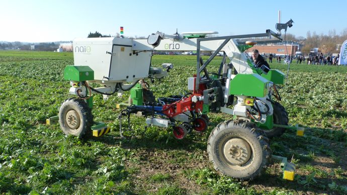 Avec sa gamme de quatre modèles déjà commercialisés, Naio fait partie des le constructeurs les plus murs dans le monde de la robotique agricole. L’Orio est un porte-outil électrique de 12 kWh capable de semer, désherber, collecter des données ou préparer le sol. 