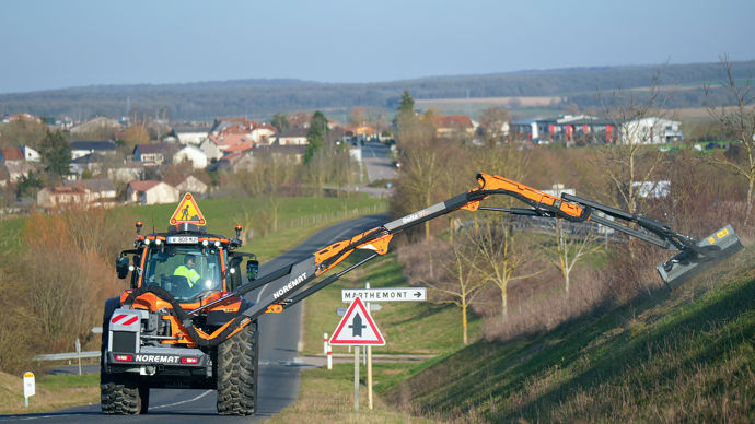 La machine offre une portée de 9,7 m à l'horizontale.