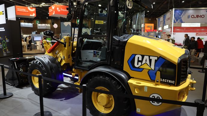 Prototype de la chargeuse sur pneus Cat 906 (6,2 t) chez Bergerat Monnoyeur.