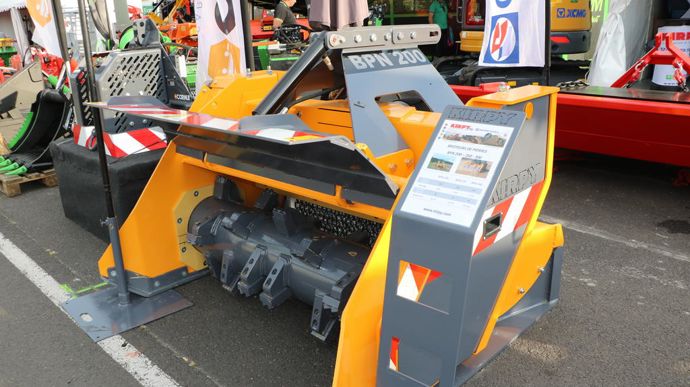 Kirpy complète sa gamme BPN par le bas avec l’arrivée d’un modèle de 2 mètres de largeur. Il conserve le rotor des plus gros modèles mais n’affiche qu’un entraînement simple à gauche au lieu de double. Il s’adapte ainsi aux tracteurs de 90 à 100 ch.