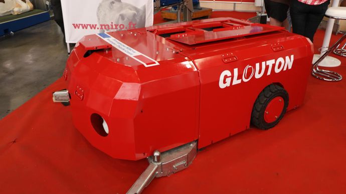 Le prototype de robot de collecte Glouton fait son apparition chez Miro. Cet aspirateur se déplace en autonomie dans les couloirs grâce à un capteur Lidar. Il décharge son réservoir de 420 litres automatiquement dans une station de vidange où il en profitera pour recharger ses batteries.