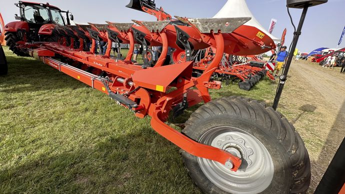 Kubota propose désormais les charrues semi-portées d'origine Kverneland à son catalogue. Elle se décline de 6 à 8 corps.