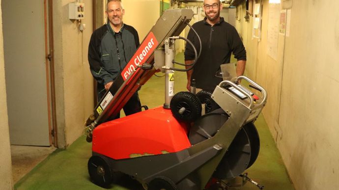 Olivier (à gauche) et Mathias (à droite) utilisent un Evo Cleaner pour automatiser le lavage de la porcherie.