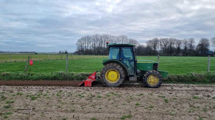 Le tracteur de 75 ch travaille avec la planteuse à une vitesse de 3,8 km/h. Mais selon Mathieu, 25 ch pourraient suffire.