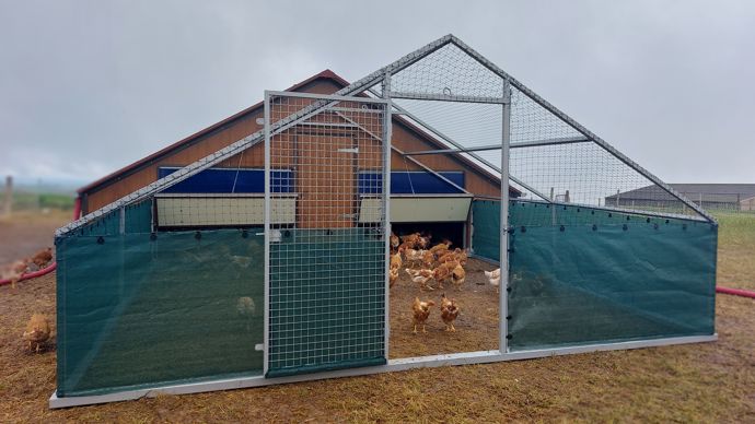 Le jury a attribué une étoile au Cabi Air de Cabi Group. Il s’agit d’une volière déplaçable en kit, rapide à monter, qui permet aux volailles d’accéder à un parcours en plein air, y compris en période de confinement. La volière protège aussi les animaux du soleil en été. Elle est constituée d’un pignon muni d’une porte grillagée. La largeur du pignon peut être adaptée à la largeur du bâtiment sur lequel elle est adossée.