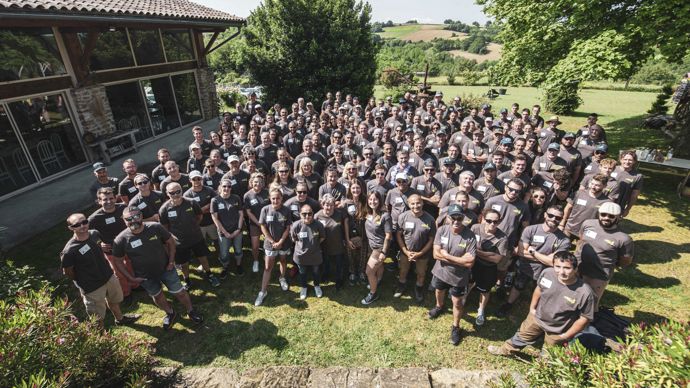 Attitude végétal existe depuis 2016. Les équipes au complet de six pépinières se sont retrouvées dans un grand parc paysager, à proximité de Roussillon-en-Isère (38).