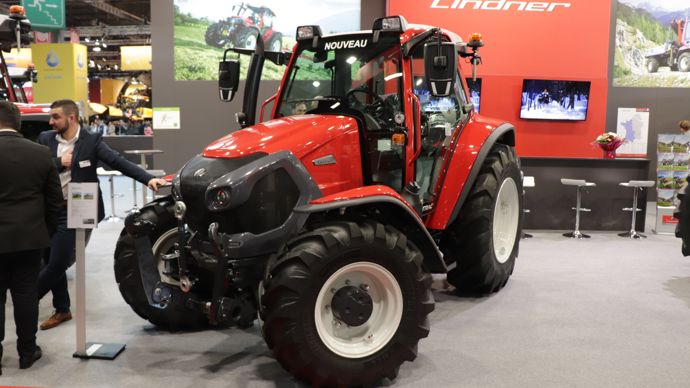  - Le  tractoriste autrichien Lindner exposait une version « Alpin » de son Lintrac LS 95. Ce tracteur se différencie du modèle standard, par un centre de gravité rabaissé, grâce notamment à une cabine plus basse de 8 cm.