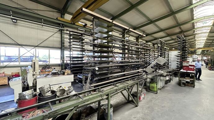 Une partie de l’aile des outils sert au stockage de l’acier. Ces pièces servent à fabriquer les châssis, les rotors des outils de fenaison.
