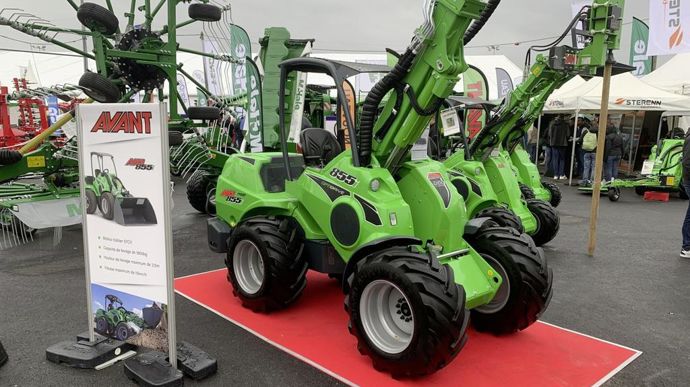 La marque de chargeurs Avant, distribuée en France par Sterenn Equipements, présente son modèle 855i, qui offre les mêmes caractéristiques que le 860i (1800 kg de levage) mais en simple vitesse.