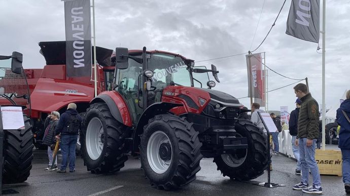 La gamme Farmall C, déclinée en 4 modèles de 90 à 117 ch, évolue au niveau esthétique (nouveau capot) et bénéficie d’améliorations (une pompe hydraulique de 82 l/min).