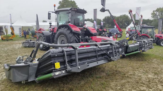Massey Ferguson a présenté son combiné de fauche avec conditionneur. Allant de 8,60 m à 10,10 m, le combiné rassemble le fourrage avec un tapis de 70 cm qui est commandé par Isobus.